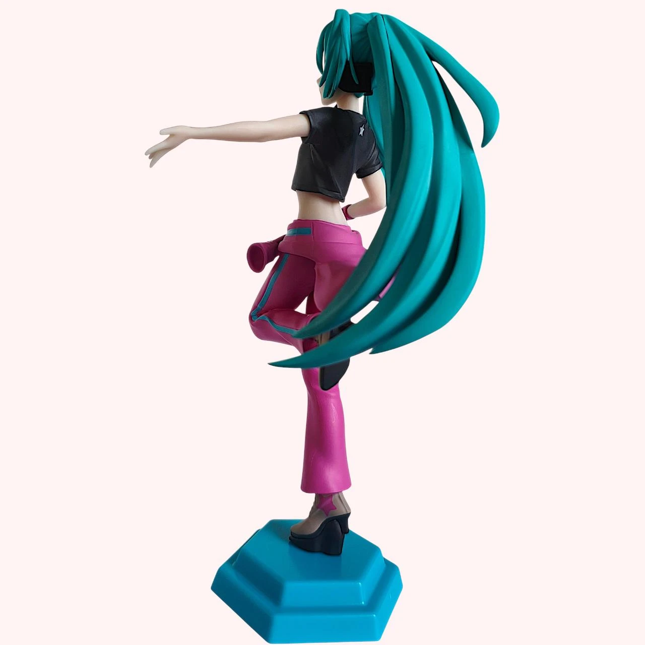 Figurita Hatsune Miku x Love and Berry – Vestido Berry Ver – Escritorio x Decorar – photo 3